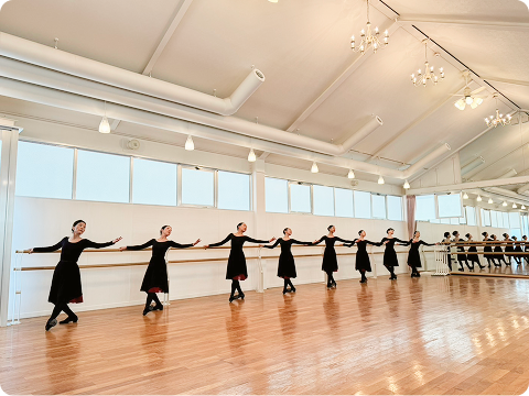 バレエ民族舞踊の授業風景